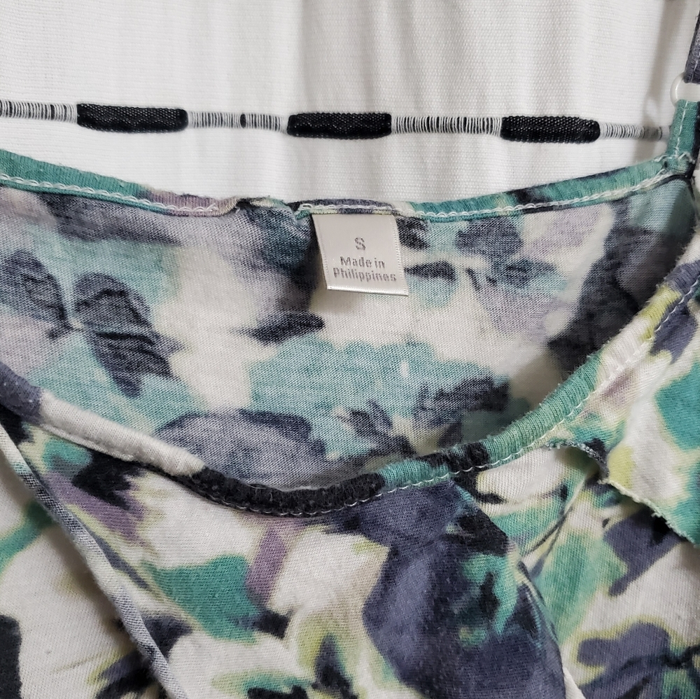 Floral Ruffle Front Tank Top - Picture 2 of 4